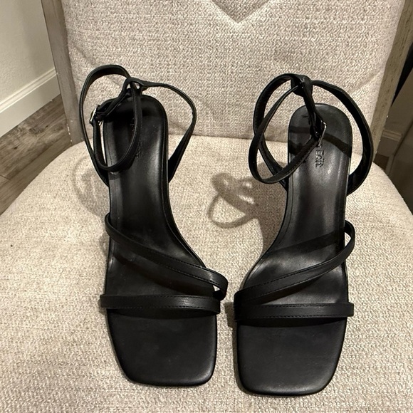 Open Edit Heels 🔥🔥 - Picture 2 of 3